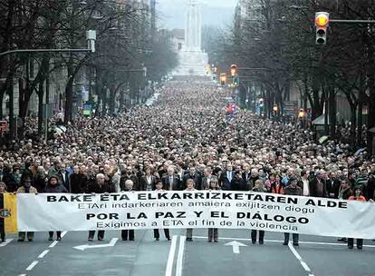 La manifestacin celebrada en Bilbao durante su recorrido por la Gran Va. Al fondo, la plaza del Sagrado Corazn.