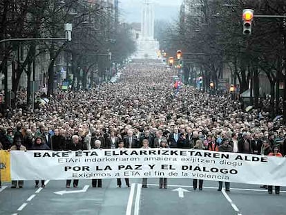 La manifestación celebrada en Bilbao durante su recorrido por la Gran Vía. Al fondo, la plaza del Sagrado Corazón.