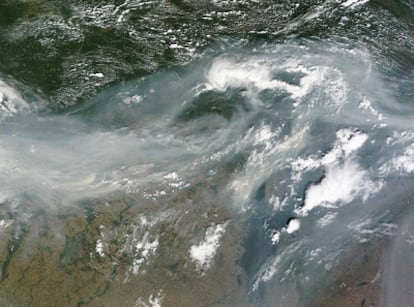Imagen captada por la NASA que muestra la extensión del humo sobre territorio ruso