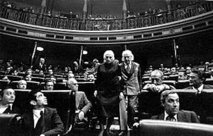 Los comunistas Dolores Ibárruri, <b></b><i>Pasionaria,</i> y Rafael Alberti se dirigen a integrarse, el 13 de julio de 1977, en la Mesa de Edad que presidió provisionalmente las primeras Cortes democráticas.