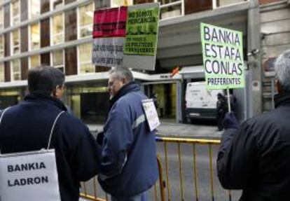 Afectados por las participaciones preferentes de Bankia esperan con pancartas ante la Audiencia Nacional. EFE/Archivo