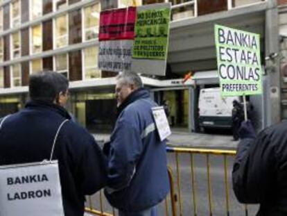 Afectados por las participaciones preferentes de Bankia esperan con pancartas ante la Audiencia Nacional. EFE/Archivo