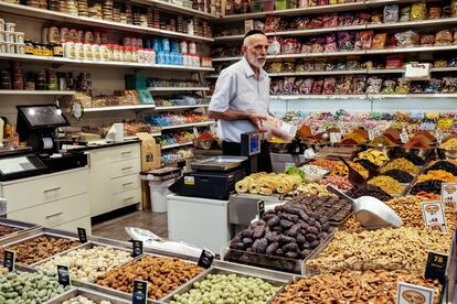 Un hombre vende comestibles en el mercado de Mahane Yehuda en Jerusalén.