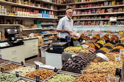 Un hombre vende comestibles en el mercado de Mahane Yehuda en Jerusalén.