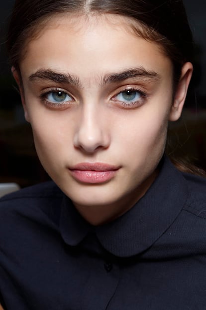 Aunque son muchos menos los rostros femeninos que apuestan por no depilarse el entrecejo, lo cierto es que la modelo Taylor Hill ha lucido en más de una ocasión sus prominentes cejas al natural. En la imagen, antes de desfilar para Paul Smith.