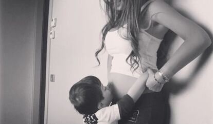 Thiago besando la barriga de su mamá.