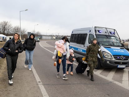 Refugiados ucranianos cruzan este sábado la frontera de Polonia.