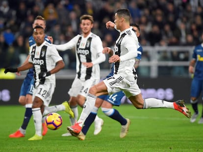 Cristiano Ronaldo en el momento de anotar el gol contra el SPAL.