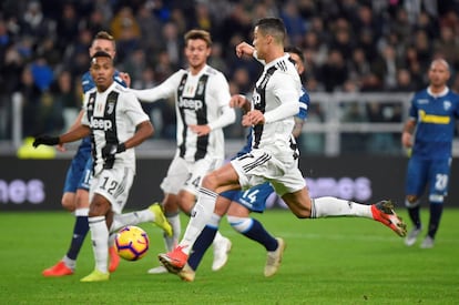 Cristiano Ronaldo en el momento de anotar el gol contra el SPAL.