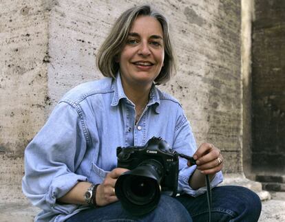 Anja Niedringhaus posa para una fotografía en Roma. La fotógrafa alemana muerta en Afganistán mientras cubría las elecciones presidenciales del país, captó con su cámara innumerables conflictos a lo largo de su carrera.