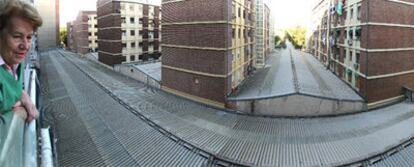 Las vistas desde uno de los pisos de la avenida del Manzanares cegados por el almacén abandonado.