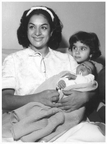 Nacimiento de Antonio Flores, que aparece en los brazos de su madre, junto a su hermana Lolita, el 14 de noviembre de 1961.