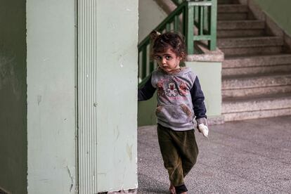 Una niña herida camina por los pasillos de la escuela Ras al Naqoura en Jan Yunis, después de que pacientes del Hospital Indonesio fueran trasladados a sus instalaciones. 