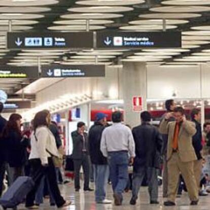 Pasajeros en la Terminal 4 del aeropuerto de Madrid-Barajas.