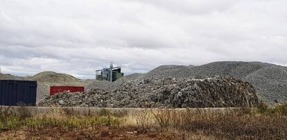 Zona trasera de las instalaciones de Recycling Hispania en Ajalvir, el pasado 22 de octubre de 2019.