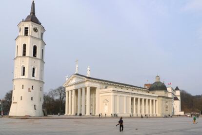 Catedral de Vilna, (Lituania), con su campanario exento