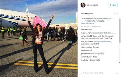 Sara Sampaio antes de subir al avión.