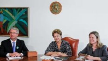 La mandataria de Brasil, Dilma Rousseff, reunida con el presidente mundial de Audi AG, Rupert Stadler (i), y la ministra de la Casa Civil, Gleisi Hoffmann, en el Pal&aacute;cio de Planalto en Brasilia. La multinacional de origen alem&aacute;n Audi anunci&oacute; que invertir&aacute; 500 millones de d&oacute;lares en los pr&oacute;ximos dos a&ntilde;os en Brasil, donde instalar&aacute; una nueva planta de montaje con miras al creciente mercado interno del pa&iacute;s.