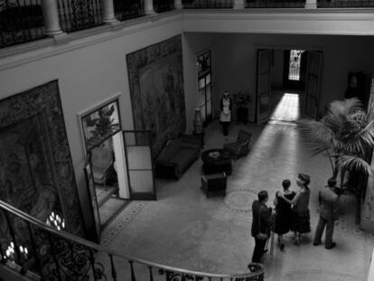 El recibidor del palacete de la calle Muntaner, en una imagen de &lsquo;Blancanieves&rsquo;, con la escalera de acceso a la galer&iacute;a y las habitaciones.