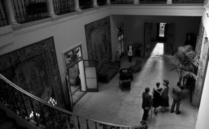 El recibidor del palacete de la calle Muntaner, en una imagen de &lsquo;Blancanieves&rsquo;, con la escalera de acceso a la galer&iacute;a y las habitaciones.