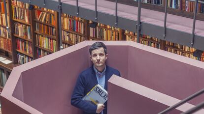 Gonzalo Herrero, retratado en la biblioteca de la RA.