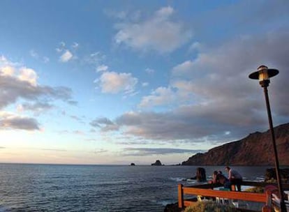 Atardecer en el golfo de Frontera, al oeste de la isla de El Hierro, con la silueta de los Roques de Salmor al fondo.