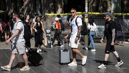 Turistas con maletas en Las Ramblas de Barcelona.