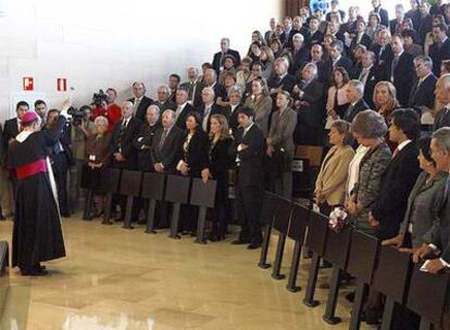 El obispo auxiliar de Madrid, Fidel Herráez, bendice las instalaciones.