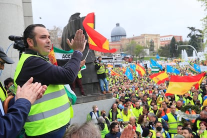 El presidente de la Plataforma por la Defensa del Transporte, Manuel Hernández (i), se dirige a los asistentes a la manifestación celebrada este viernes en Madrid. EFE/Fernando Alvarado
