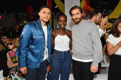 De izquierda a derecha: el presentador Trevor Noah y los actores Lupita Nyong'o y Jake Gyllenhaal, en el desfile de Calvin Klein.