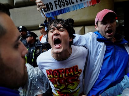 Un activista durante una protesta para pedir al gobierno estadounidense que rechace el uso de combustibles fósiles, el 18 de septiembre de 2023 en Nueva York.