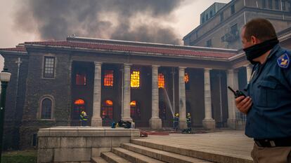 Bombeiros tentam extinguir o fogo no domingo.