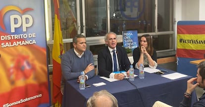 Desde la izquierda, el presidente de la agrupación, Jorge Rodrigo Domínguez; el consejero Enrique Ruiz Escudero, y la jefa de comunicación del distrito, Macarena Puentes, durante la charla del miércoles, en una imagen cedida por el PP.