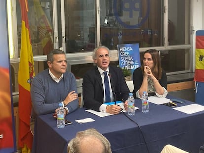 Desde la izquierda, el presidente de la agrupación, Jorge Rodrigo Domínguez; el consejero Enrique Ruiz Escudero, y la jefa de comunicación del distrito, Macarena Puentes, durante la charla del miércoles, en una imagen cedida por el PP.