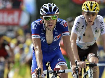 Thibaut Pinot, en primer t&eacute;rmino, y Romain Bardet en la etapa del s&aacute;bado.