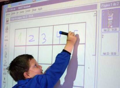 Pablo, de cinco años, en clase de matemáticas del colegio Irabia.