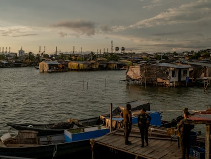 Militares y policías custodian Puerto Nayero en Buenaventura (Colombia), en agosto.