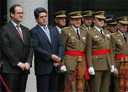 Bono, junto a su antecesor en el cargo, Federico Trillo, durante la ceremonia en el Ministerio de Defensa.