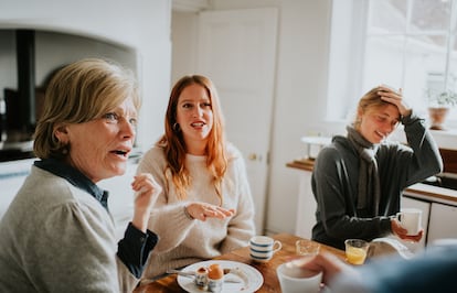 Las diferencias en la importancia que le damos al contexto en nuestras comunicaciones moldean la respuesta que recibimos, influyen en las relaciones y generan malentendidos entre culturas o grupos sociales.