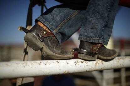 Un niño, con botas de vaquero, en el rodeo en Truth or Consequences, Nuevo México.