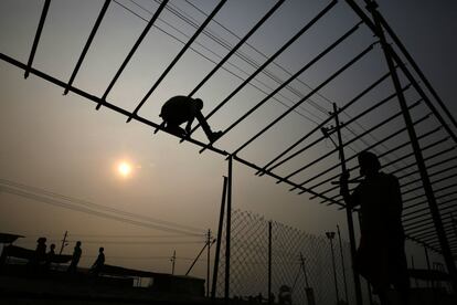 Un trabajador indio prepara una carpa para los devotos hindúes antes de la feria religiosa hindú anual 'Magh Mela' en Allahabad, India.
