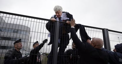 Varios directivos de la aerolínea Air France han tenido que huir descamisados escalando vallas tras el asalto de trabajadores de la compañía a una reunión con los sindicatos en la que estaban tratando el plan de la empresa de suprimir 2.900 puestos de trabajo. El director de Air France en Orly, Pierre Plissonnier, huye tas el asalto de los empleados en Roissy-en-France (Francia).