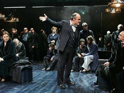 Escena de <i>Un enemigo del pueblo,</i> de Ibsen, durante un ensayo en el teatro Valle-Inclán de Madrid.