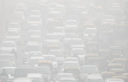 Una densa niebla de contaminacin cubre la capital de la India.