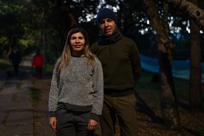Claudia Almanza y Andres Duque, en el barrio Niza, en Bogota, en enero de 2024.