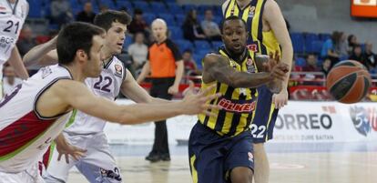 McCalebb, del Fenerbahce, pasa un balón ante Heurtel y San Emeterio (primero por la izquierda) en el partido entre Laboral Kutxa y Fenerbahçe celebrado este jueves en Vitoria. 