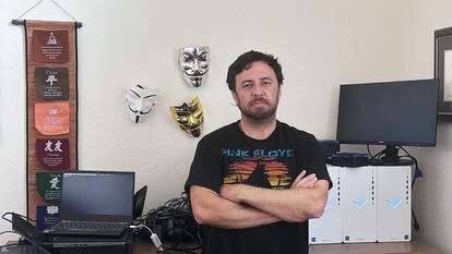 Alejandro Cáceres, más conocido por sus alias de 'hacker' P4x o _hyp3ri0n, en el despacho de su casa de Florida en una foto cedida por él.