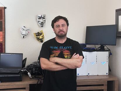 Alejandro Cáceres, más conocido por sus alias de 'hacker' P4x o _hyp3ri0n, en el despacho de su casa de Florida en una foto cedida por él.