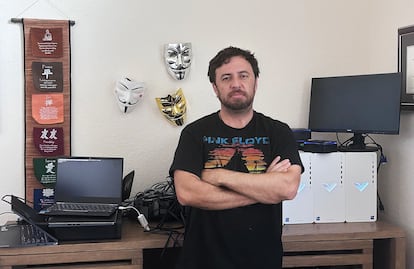 Alejandro Cáceres, más conocido por sus alias de 'hacker' P4x o _hyp3ri0n, en el despacho de su casa de Florida en una foto cedida por él.
