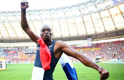 Tamgho celebra su título mundial en el estadio de Moscú el 18 de agosto pasado.